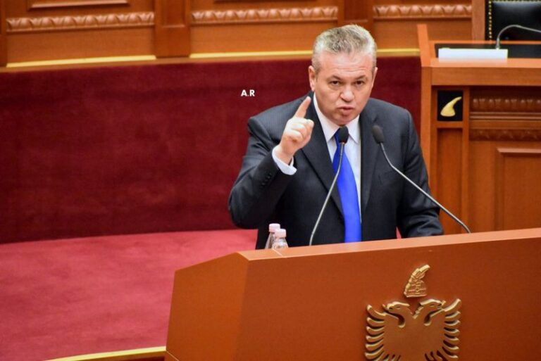 Ish-deputeti Murrizi letër Dumanit: Hidhi sytë nga “Bankers”