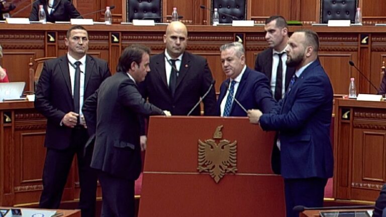 Hysi i tërheq vëmendjen Murrizit për gjuhën e përdorur, tre deputetë bllokojnë foltoren e Kuvendit