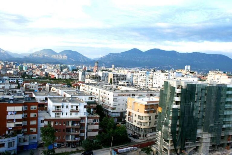 Bie nga lartësia, humb jetën punëtori i ndërtimit në Tiranë