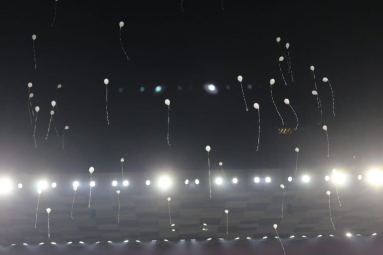 Një fëmijë për çdo viktimë të tërmetit të 26 nëntorit, ceremonia hapëse e përballjes së yjeve në “Air Albania Stadium”