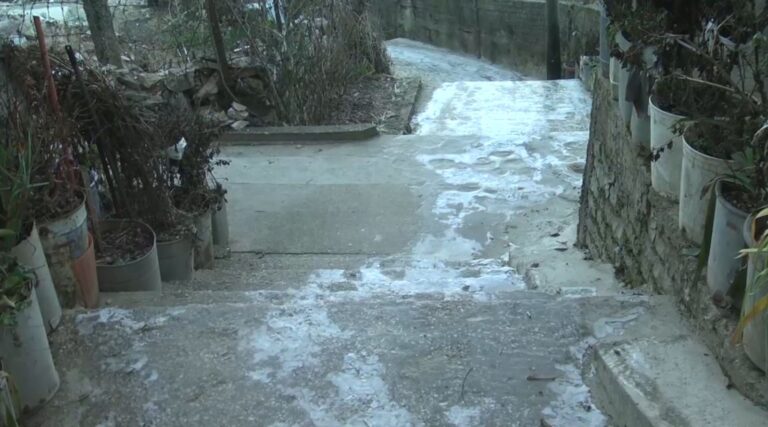 Gjirokastër, ngrin rrugica në lagjen ‘Cfakë’, rrezik për kalimtarët dhe automjetet