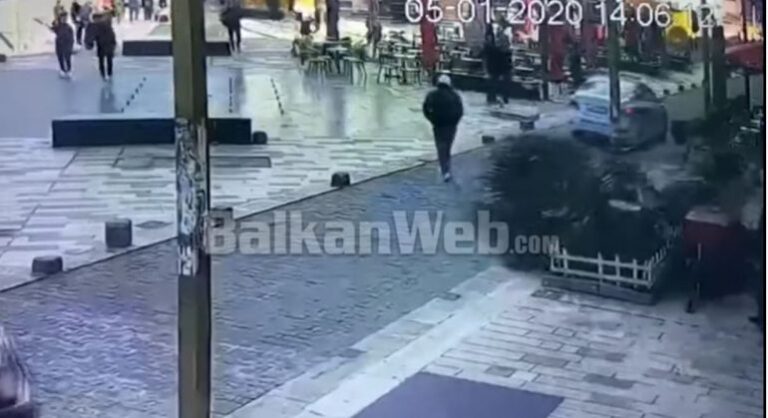 VIDEO/ Rrëzohet një tjetër palmë në mes të Durrësit, shihni momentin kur për pak zë poshtë kalimtarin