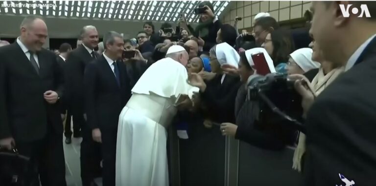 Mëson nga shpulla, Papa Francesku këtë herë jep një puthje