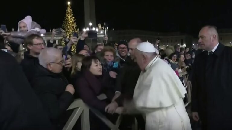 Papa Francesku humb durimin, godet një pelegrine