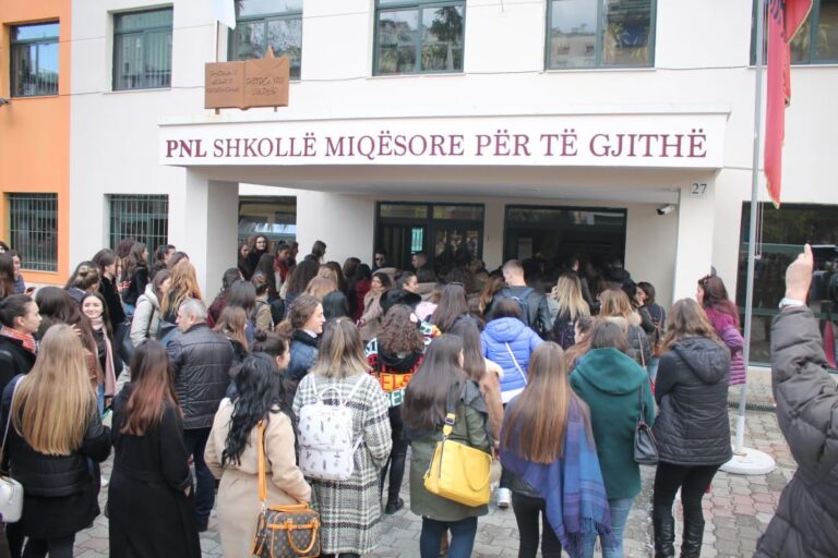 Lista me 14 gjimnazet me performancë më të lartë në kryeqytet, “Petro Nini Luarasi” më i miri, “Qemal Stafa” humbet kryesimin