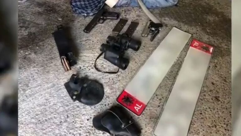 VIDEO/ Armë zjarri e municione luftarake, “Shqiponjat” arrestojnë të riun në Shkodër, pamje nga “magazina” e tij
