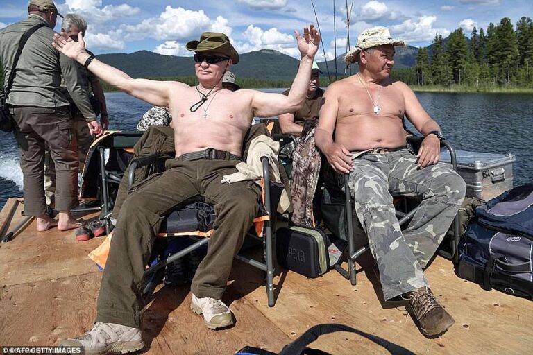 Vladimir Putin, ose “udhëheqësi i përjetshëm” (FOTOT)