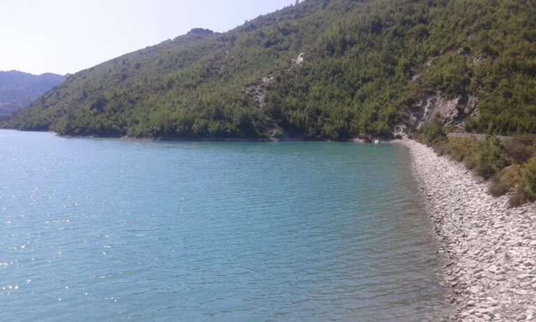 FOTO-VIDEO/ Ja rezervuari ku u mbyt 50-vjeçarja në Mallakastër, jetonte në kushte të mjerueshme, pamje të trishta