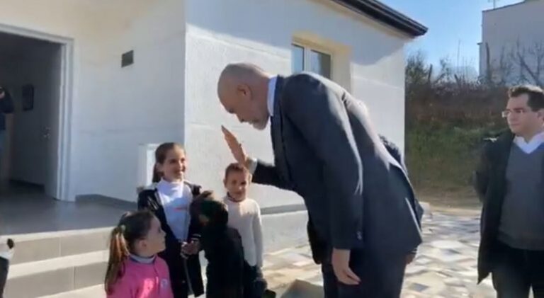 Rama dhe Veliaj në shtëpinë e re të Halil Sulës në Kashar