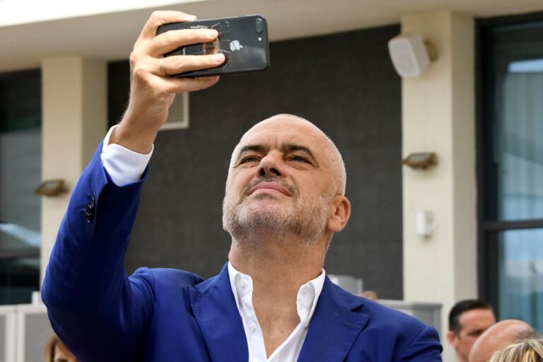 “Hiqni telefonët, ju dini vetëm të çatoni”, mesazhi i Ramës për vitin 2020