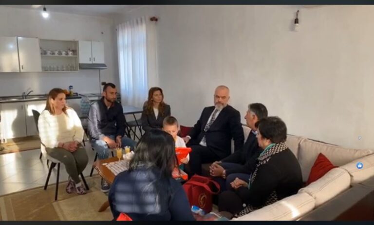 Rama e Balluku vizitojnë familjen e dëmtuar nga tërmeti në Vorë