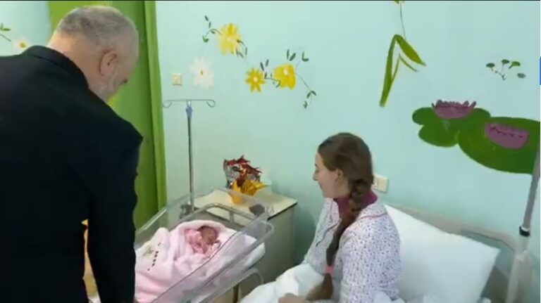 Rama shpërndan bonusin për bebet e sapolindura të vitit 2020. Lule për nënat e reja