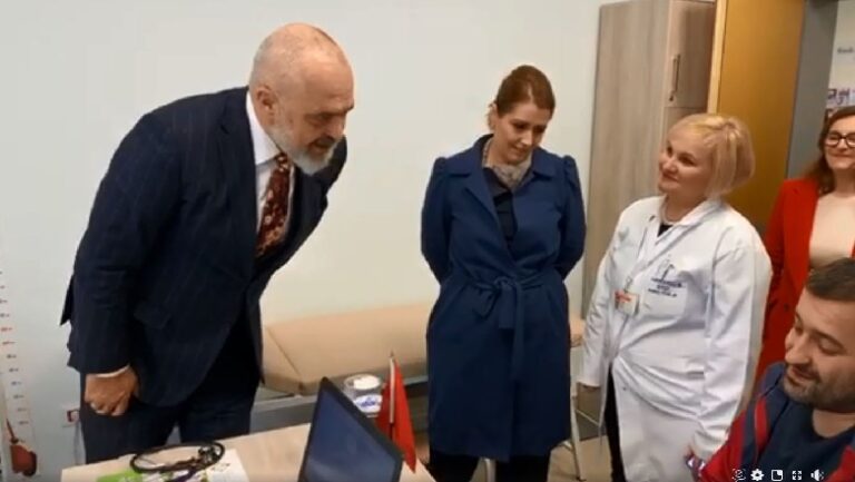 Rama dhe Manastirliu në qendrën shëndetësore në Vorë