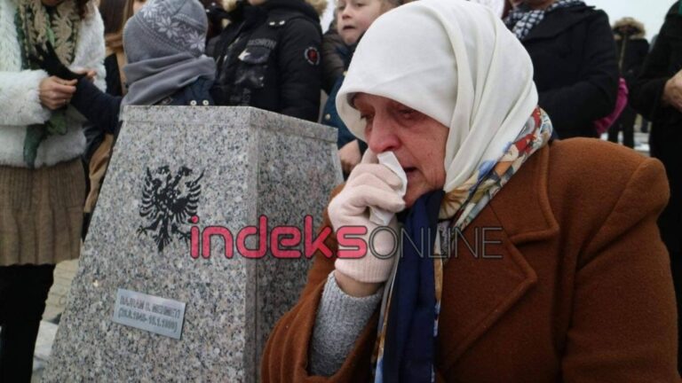 Nëna s’i mban lotët pranë varrit së vajzës 22-vjeçare, që e masakruan në Reçak