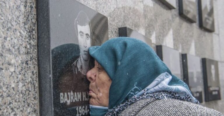 “Nderojmë viktimat dhe dënojmë masakrat”, diplomatët perëndimor në Kosovë përkujtojnë ‘Reçakun’