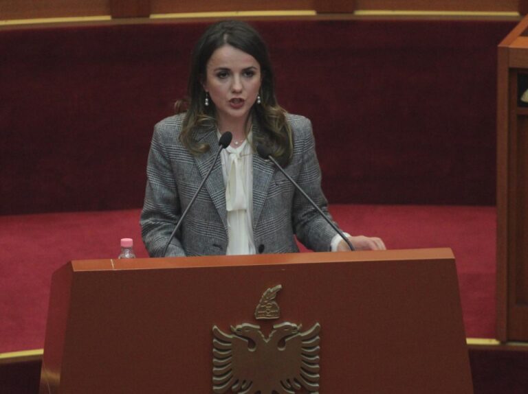 Hajdari thyen rregullat, ngrihet në këmbë dhe shkon drej flotores: Dua që të më dëgjojë populli