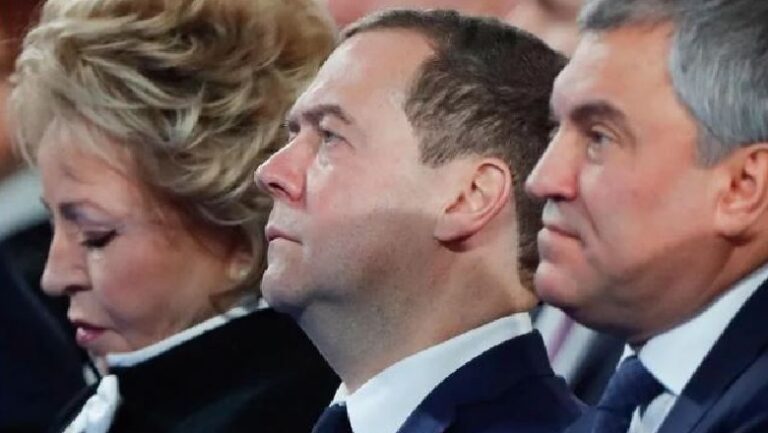 Rusi, kryeministri rus Medvedev dhe qeveria japin dorëheqjen