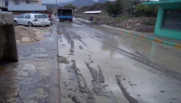 VIDEO/ Si “mesjetë”! Fshati i Këlcyrës i lënë në harresë, rruga e shkatërruar totalisht bllokon lëvizjen