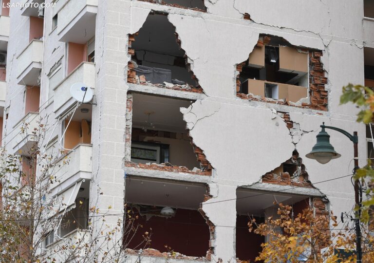 Banorët e një pallati në Durrës protestë: Ka ceduar 60 cm nga tërmeti, nuk kemi ekspertizë. Reagon bashkia