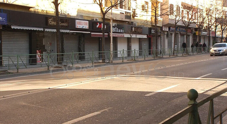 Tirana e 1 janarit, kryeqyteti zgjohet i zbrazët, trotuaret bosh, rrugët pa trafik