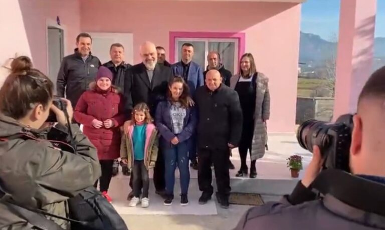Familja Tafa bëhet me shtëpi të re pas tërmetit, Rama dhe Veliaj japin lajmin e mirë për lagjet e reja