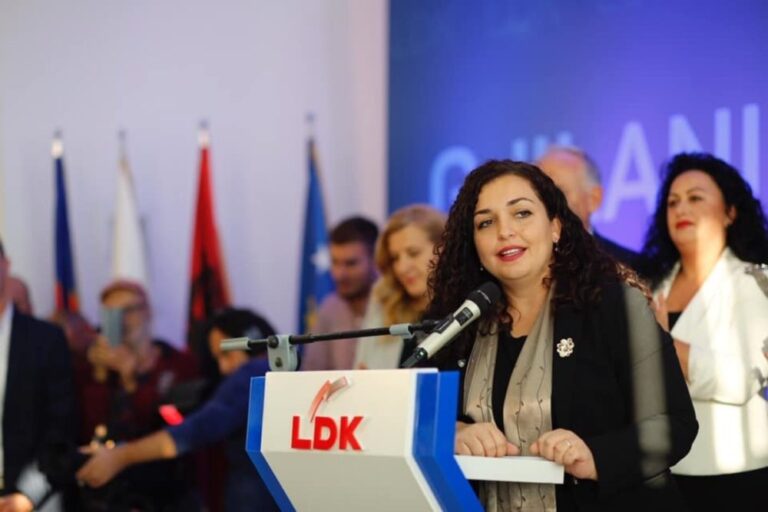 Presidentja Osmani uron Metën: Flamuri kombëtar, prek ndjenjën e ekzistimit të kombit në histori