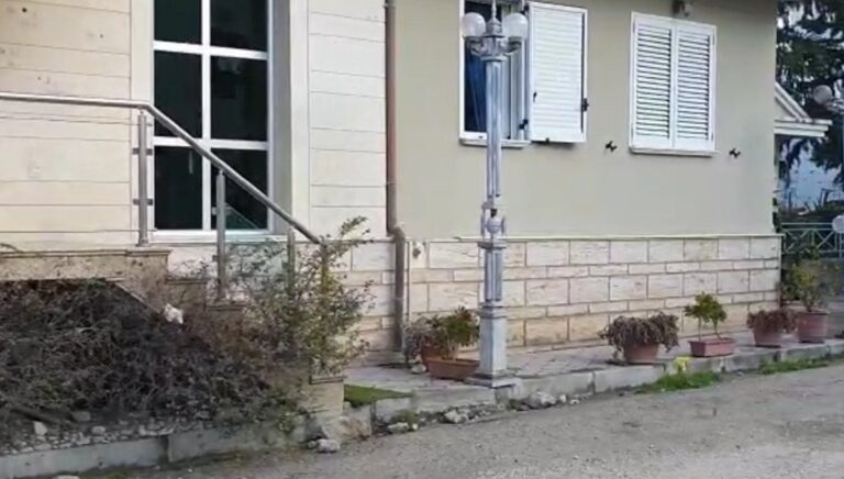 Breshëria e plumbave ka “shpuar” edhe muret, pamje nga atentati në Vlorë