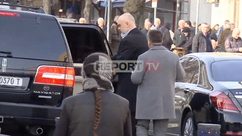 Kryeministri rama ikn nga selia e PS me makin t blinduar. Vladimir Gjuta arrestohet me pistolet te PS-ja 1581328515_rama7