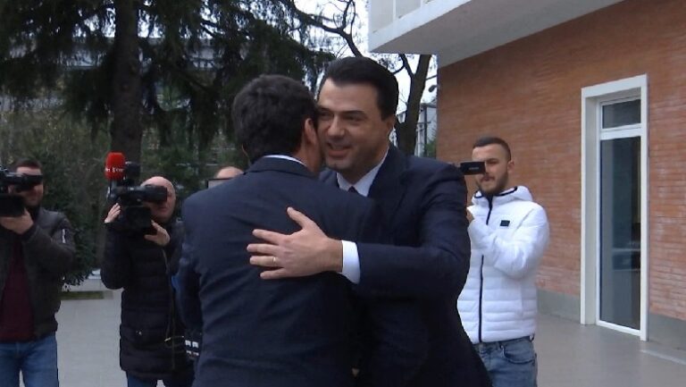 Kurti në selinë blu, Basha e pret me puthje dhe përqafime