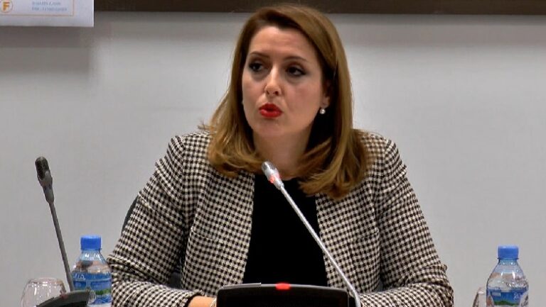 Ka maska për të gjithë? Manastirliu: Spitalet janë të furnizuara! Tregu ka mjaftueshëm stok