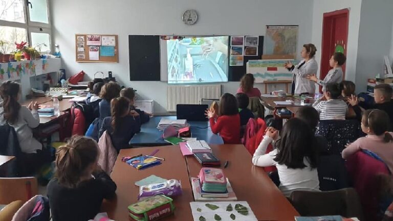 Virusi kinez, ministrja Shahini: Orë edukuese nëpër shkolla