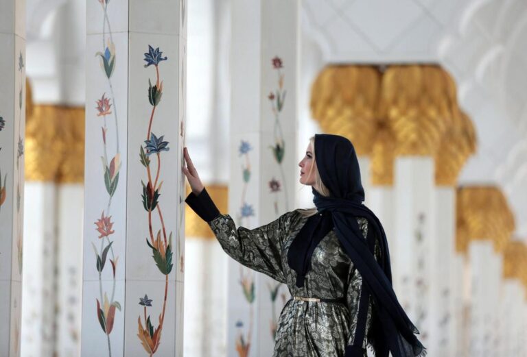 Ivanka Trump me shami dhe këmbëzbathur në Abu Dhabi (FOTO)