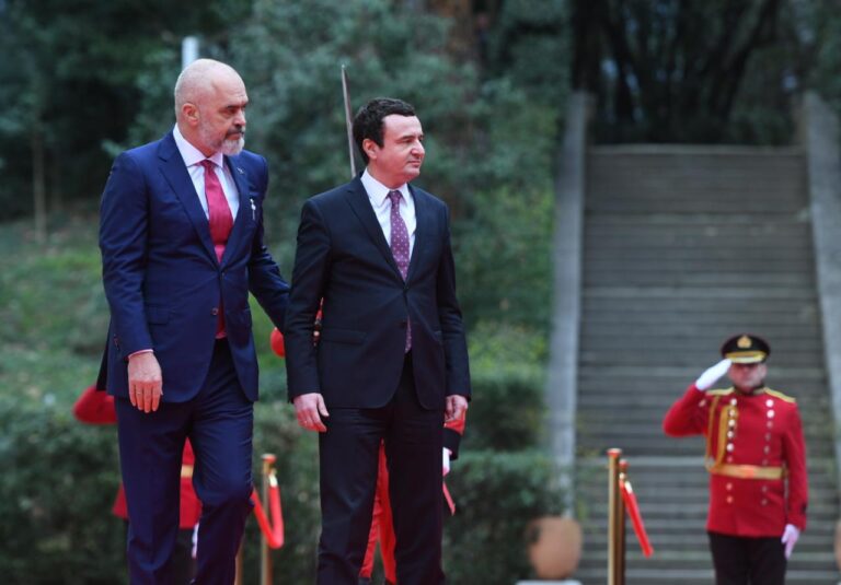 Albin Kurti mbërrin në Tiranë, pritet nga kryeministri Rama (FOTO/VIDEO)