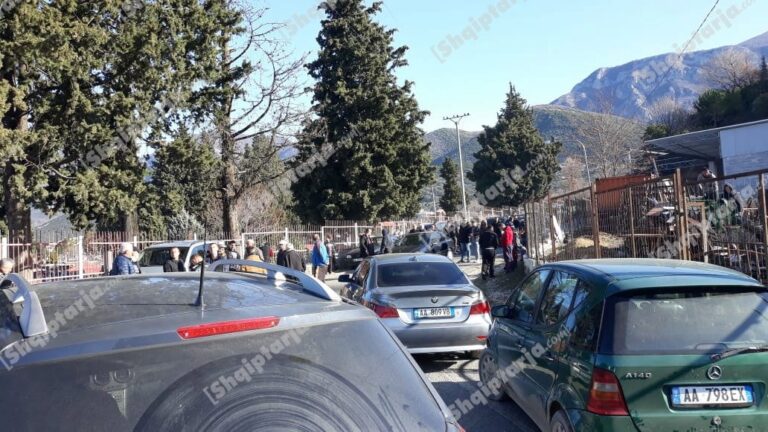 Banorët në protestë: Duam një rrugë tjetër, se kjo bllokohet nga kortezhet mortore