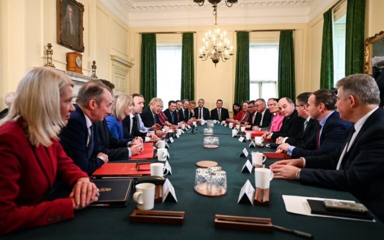 Boris Johnson prezanton kabinetin qeveritar