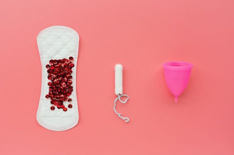 Një shtet ofron produktet e menstruacioneve falas