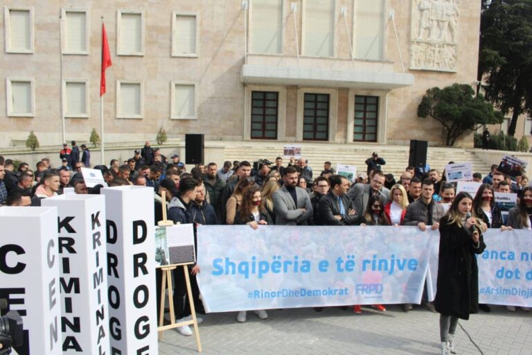 Protestë tek Kryeministria/Të rinjtë e FRPD-së: Po lind një diktator i ri