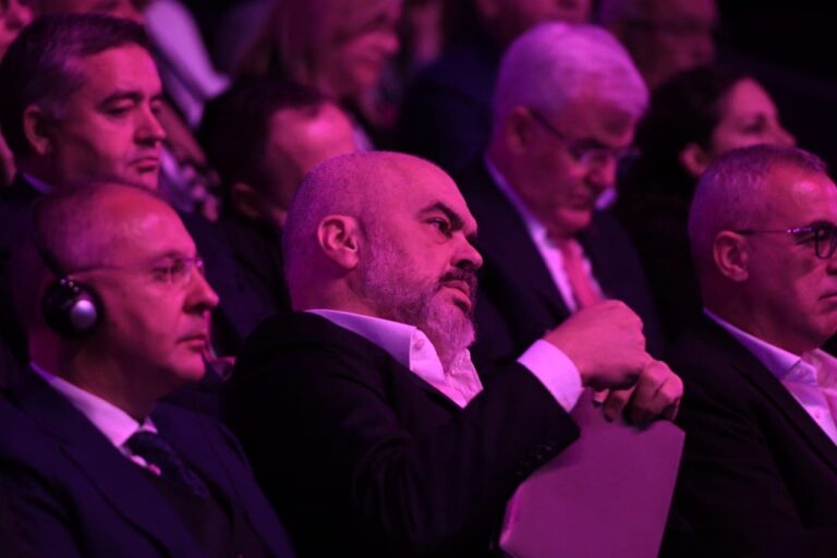 Kongresi i PS-së nis me 1 minutë heshtje