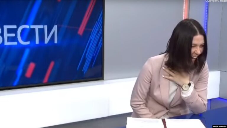 Ja plas të qeshurës në ekran/ Gazetarja lexon lajmin se…(VIDEO)