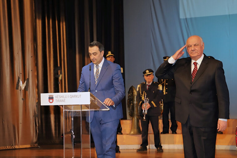 Alfred Moisiu nderohet në Kavajë me titullin ‘Nderi i Qarkut’