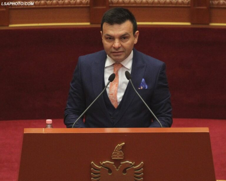 Artur Roshi shpjegon votën e tij: Përderisa nuk jemi në krah të Ramës, jemi në anën e duhur