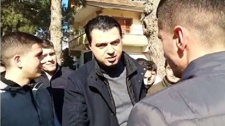 Basha me të rinjtë në Kukës: Mos ikni në Angli se do ta qërrojmë atë që do të zbrasë Shqipërinë