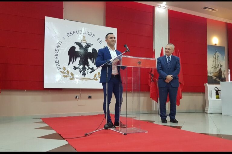 Foto/ Tubimi i 2 marsit, Briken Calja krah Metës: Jam me Presidentin në manifestimin historik