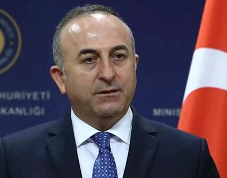 Ministri i Jashtëm turk mbërrin në Tiranë, pritet nga Cakaj