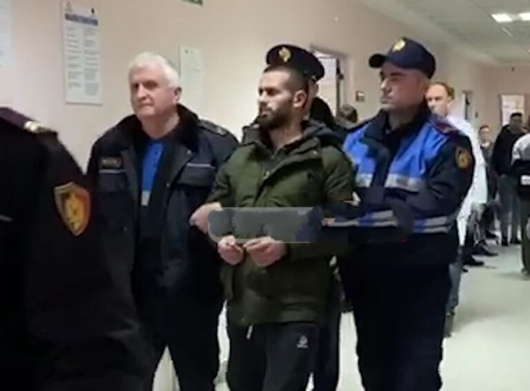 VIDEOLAJM/Theu 3 postoblloqet e Policisë, shoferi ”i çmendur”: Po më ndiqnin
