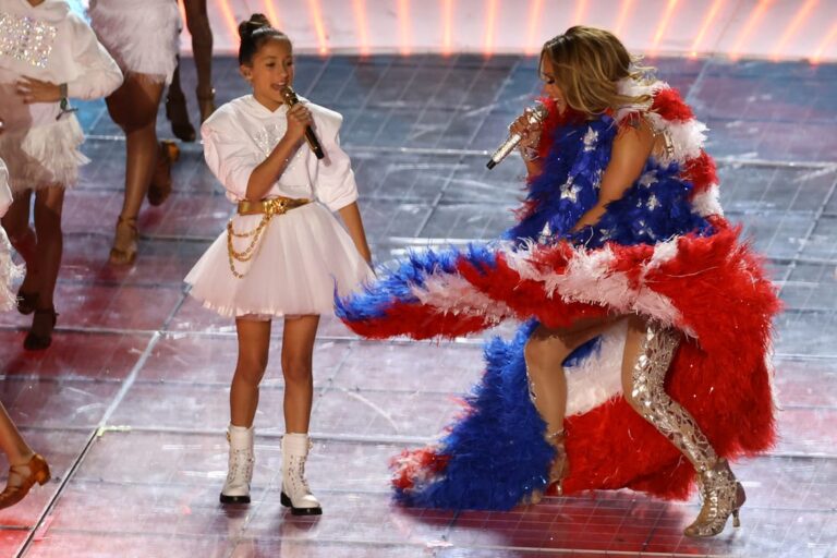 Vajza e JLo një super yll, rrëmben vëmendjen në Super Bowl (VIDEO)