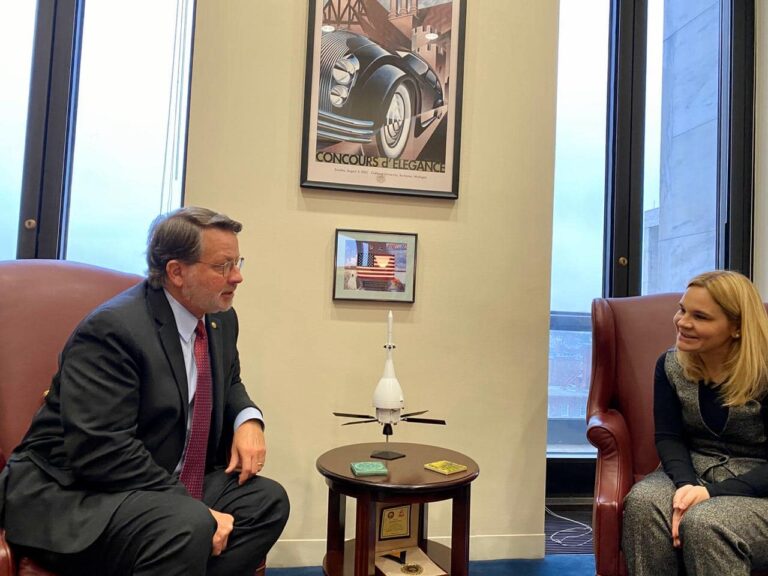 Kryemadhi takon Senatorin e Michiganit, Gary Peters