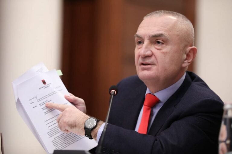 Presidenti Meta, mesazh ish-ministri të PS: Mbi Kushtetutën qëndron vetëm populli dhe Zoti!