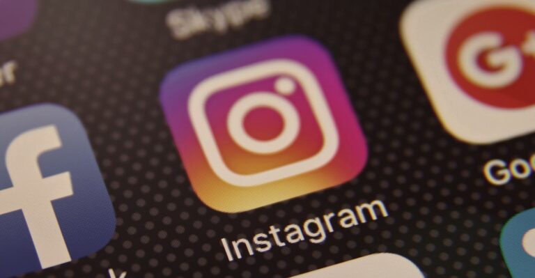 Letër drejtuar vajzave që zhvishen për disa pëlqime në Instagram
