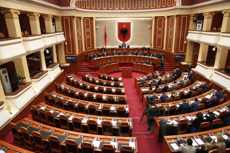 Rama nxiton firmosjen e koncesionit të Rinasit, Kuvendi rrëzon me 84 vota dekretin e Presidentit